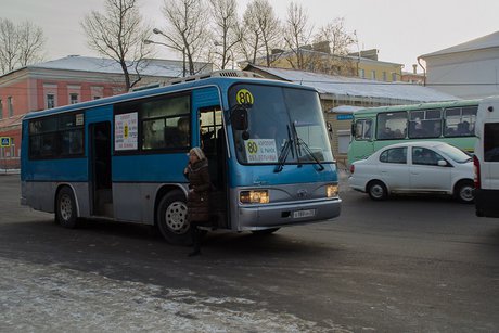 Автобус на остановке. Фото ИА «Иркутск онлайн»