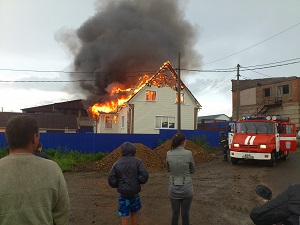 На месте пожара. Фото очевидца Ильи Аксенова
