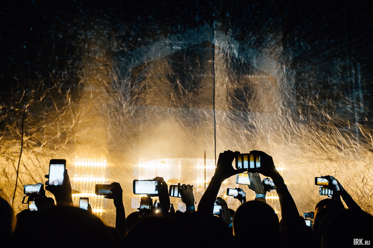 Зрителей ждало яркое световое и звуковое шоу.