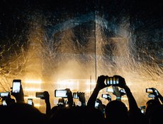 Зрителей ждало яркое световое и звуковое шоу.