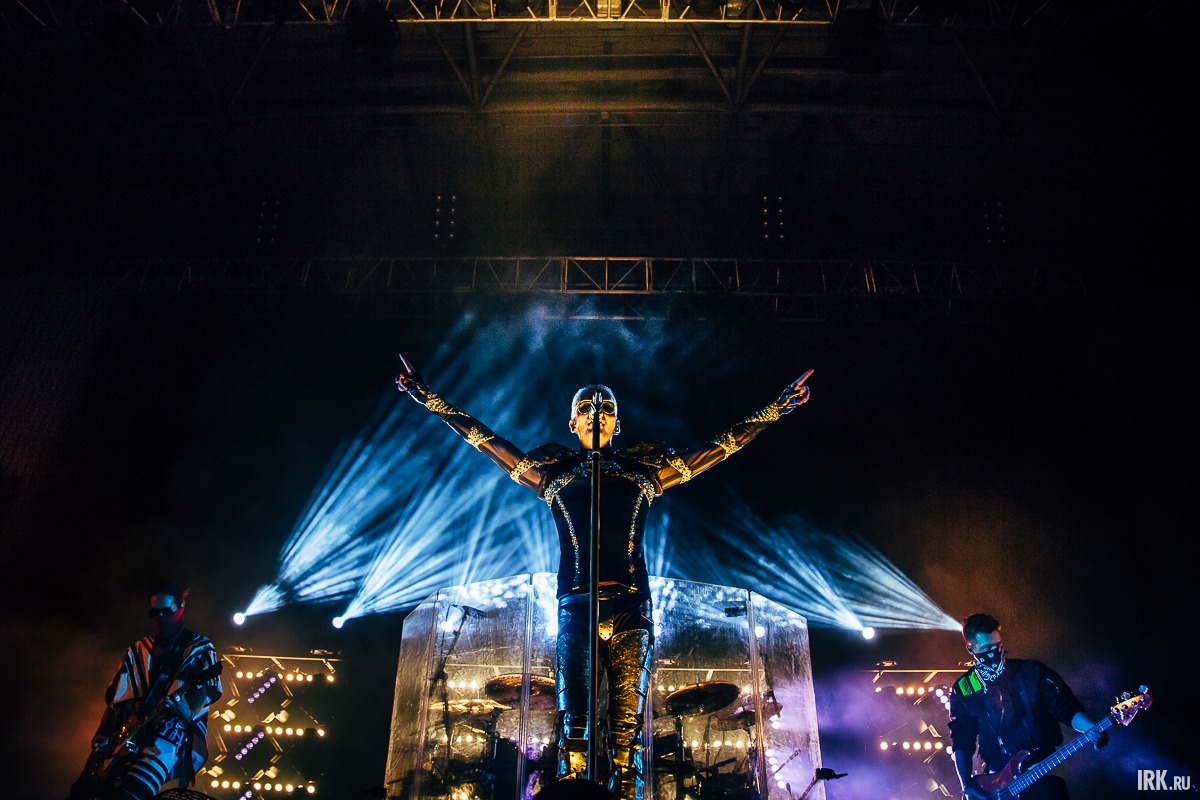 Tokio Hotel приехали в Иркутск в поддержку свеоего нового альбома Kings of Suburbia. Тур продлится до конца 2015 года и охватит города Азии, Латинской Америки, Европы, США и России.