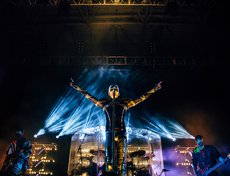 Tokio Hotel приехали в Иркутск в поддержку свеоего нового альбома Kings of Suburbia. Тур продлится до конца 2015 года и охватит города Азии, Латинской Америки, Европы, США и России.