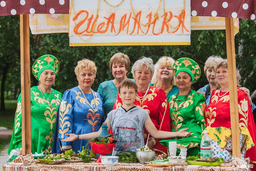 На городской площади гости района угощали всех вкусными подарками