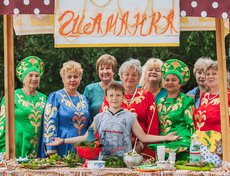 На городской площади гости района угощали всех вкусными подарками