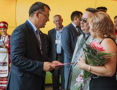 Подарки вручили супружеским парам района, у которых в этот день была фарфоровая свадьба  — 20 лет совместной жизни