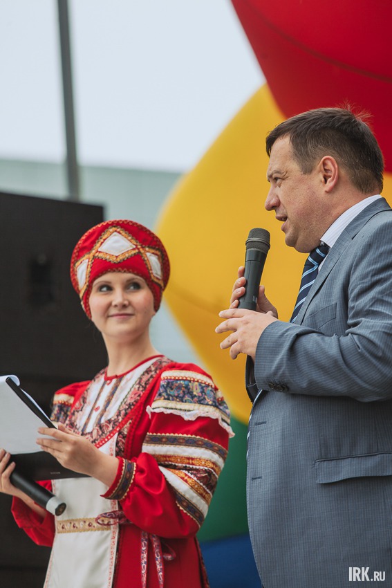 Мэр Шелеховского района Александр Лобанов поздравляет горожан с праздником