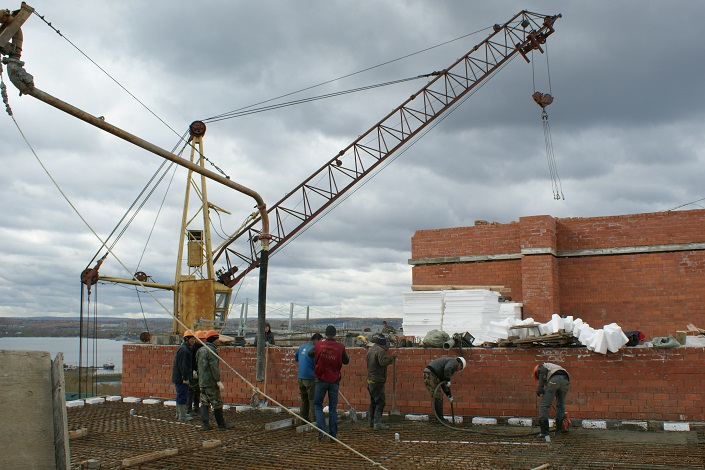 На стройплощадке. Фото пресс-службы УФМС России по Иркутской области