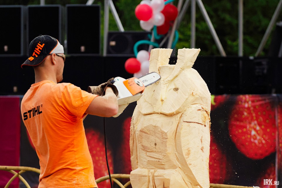 Желающие могли понаблюдать, как создается деревянная скульптура