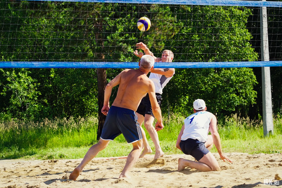 Гости праздника приняли участие в состязаниях по пляжному волейболу