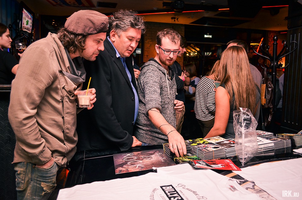 Во время концерта можно было приобрести пластинку музыкантов или одежду с принтом Billy's Band.