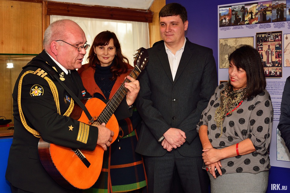 Научный сотрудник Иркутского областного краеведческого музея Рауль Саитгареев исполнил несколько тематических песен под гитару.