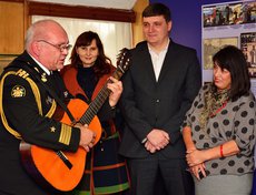 Научный сотрудник Иркутского областного краеведческого музея Рауль Саитгареев исполнил несколько тематических песен под гитару.