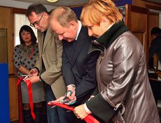 Красную ленту перерезали заместитель министра культуры и архивов Иркутской области Сергей Ступин,  директор Иркутского областного краеведческого музея Дмитрий Люстрицкий и дочь капитана ледокола «Ангара» с 1942 по 1945 год Валентина Лазо.