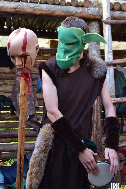 Шаман орков. Пока он стучит в барабан, боевая мощь отряда возрастает