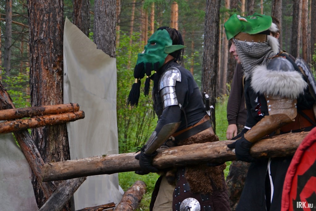 Для начала нужно сломать ворота