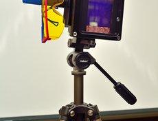 Этот источник света можно применять как в стационарных лабораторных условиях, так и при выезде на место происшествия. Он работает от розетки и аккумулятора.