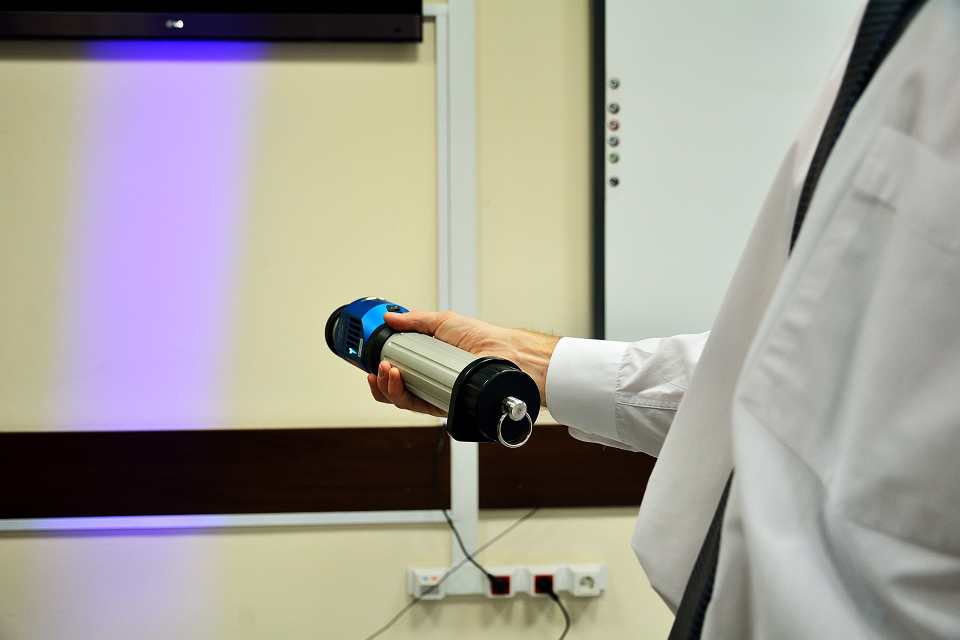 Источник света позволяет обнаруживать биологические следы человека — слюну, пот, кровь.