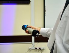 Источник света позволяет обнаруживать биологические следы человека — слюну, пот, кровь.