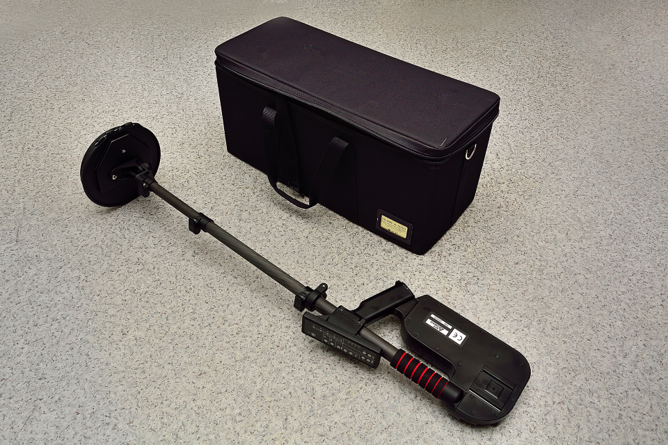 Детектор нелинейных переходов позволяет искать скрытые электронные устройства.