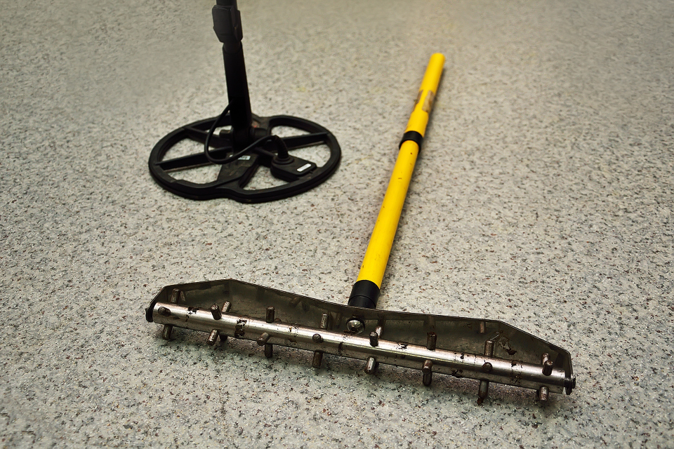 Магнитные грабли и металлоискатель.