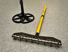 Магнитные грабли и металлоискатель.