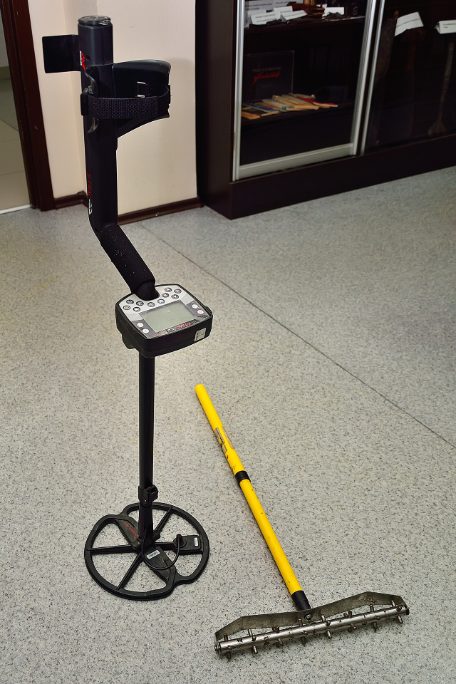 Профессиональный металлоискатель Е-TRAC позволяет обнаруживать металлические предметы на поверхности земли, а также крупные объекты, которые залегают на глубине около метра.