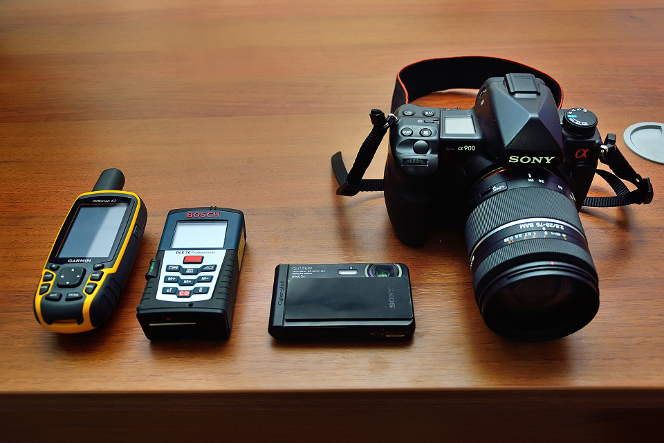 Техника для осмотра места происшествия: навигатор (для работы в лесу, поле), дальномер, водонепроницаемый компактный фотоаппарат и зеркальный фотоаппарат.