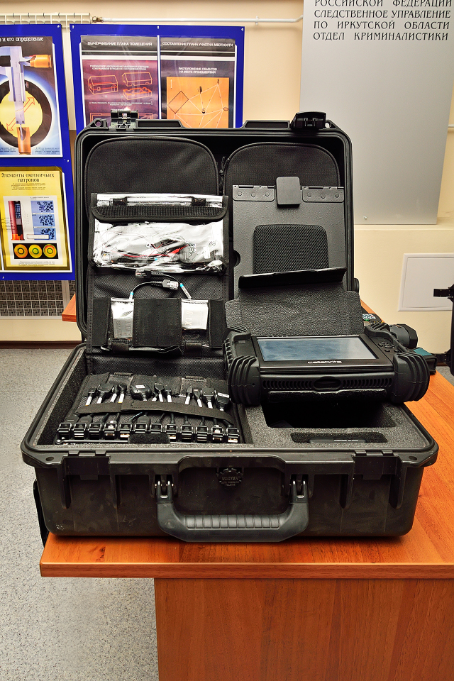 Аналитический комплекс, позволяющий считывать информацию с сотовых телефонов, планшетов, в том числе и удаленно.  Комплекс состоит из множества переходников, чтобы можно было подключаться к разной технике.