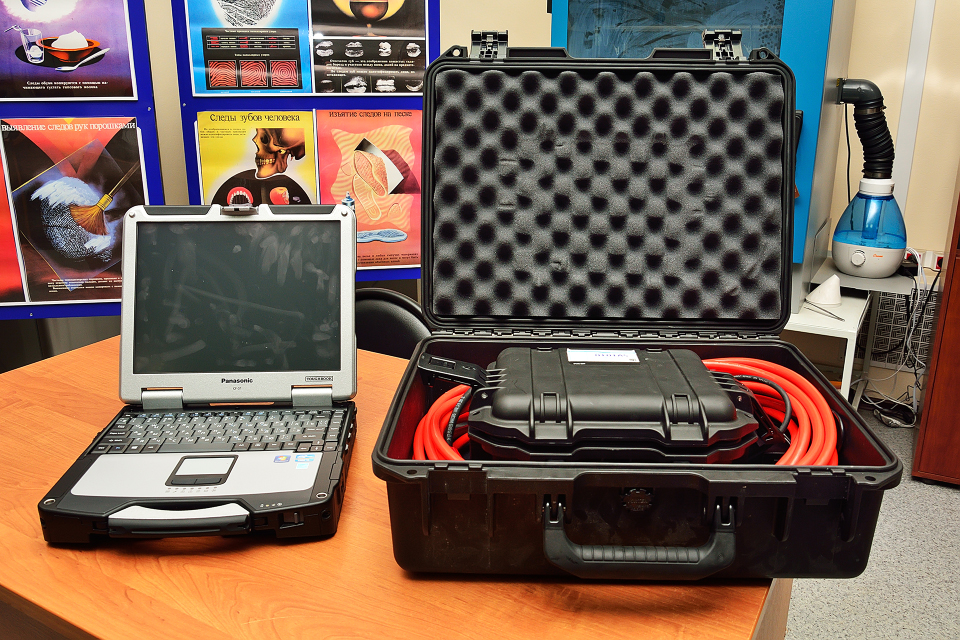 Эхогидролокатор излучает ультразвуковые волны и позволяет обнаруживать предметы в воде. Аналогичен медицинскому аппарату УЗИ.