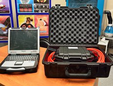 Эхогидролокатор излучает ультразвуковые волны и позволяет обнаруживать предметы в воде. Аналогичен медицинскому аппарату УЗИ.