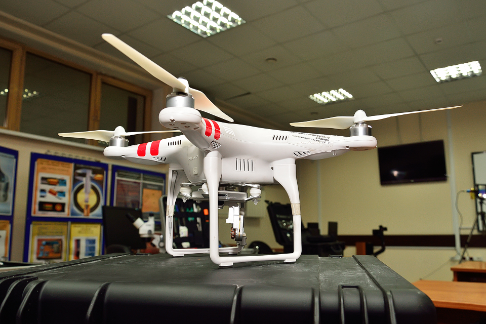 Квадрокоптер с видеокамерой  позволяет обозревать место происшествия с высоты, делать фото-и видеосъемку местности.