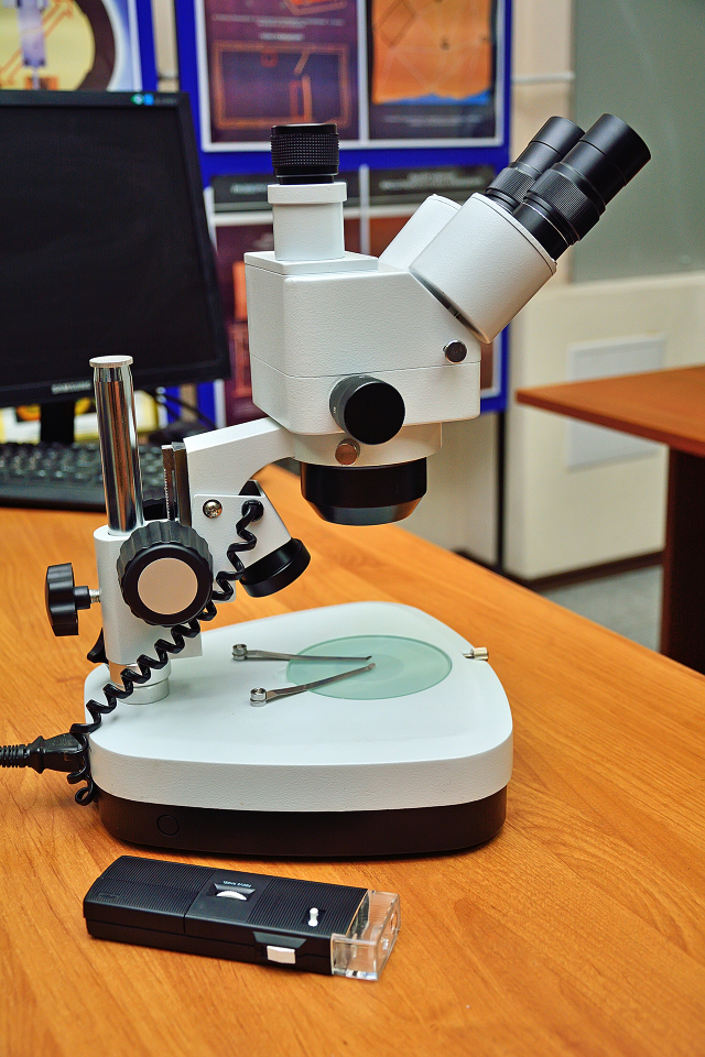 Два микроскопа: один — переносной для работы на месте происшествия, другой — стационарный, позволяет разглядывать микрообъекты, следы взлома, купюры, исправленные документы.