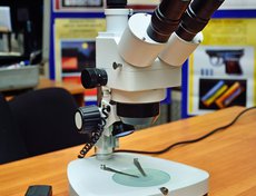 Стационарный микроскоп часто используется для проведения технико-криминалистических экспертиз документов.