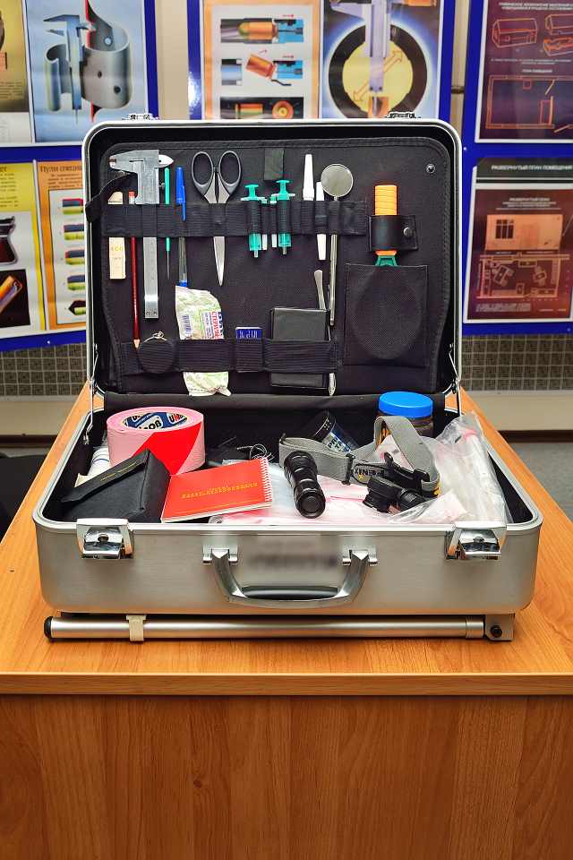 Классический экспертный чемодан используют на осмотре места происшествия, чтобы изымать отпечатки рук, химические вещества, следы крови.