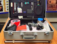 Классический экспертный чемодан используют на осмотре места происшествия, чтобы изымать отпечатки рук, химические вещества, следы крови.