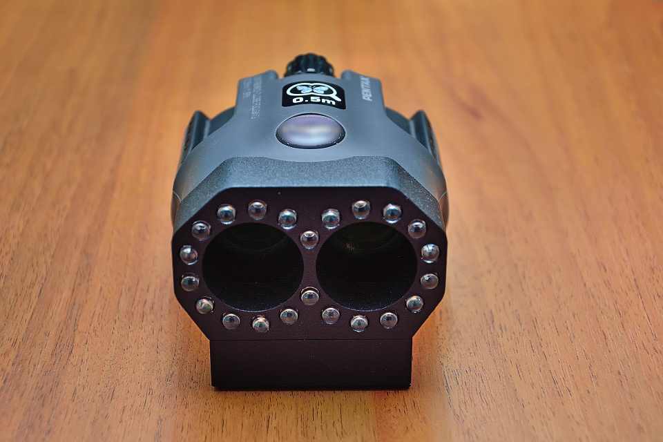 Устройство обнаружения скрытых видеокамер. Обнаруживает средство видеозаписи, высвечивая их оптическую систему.