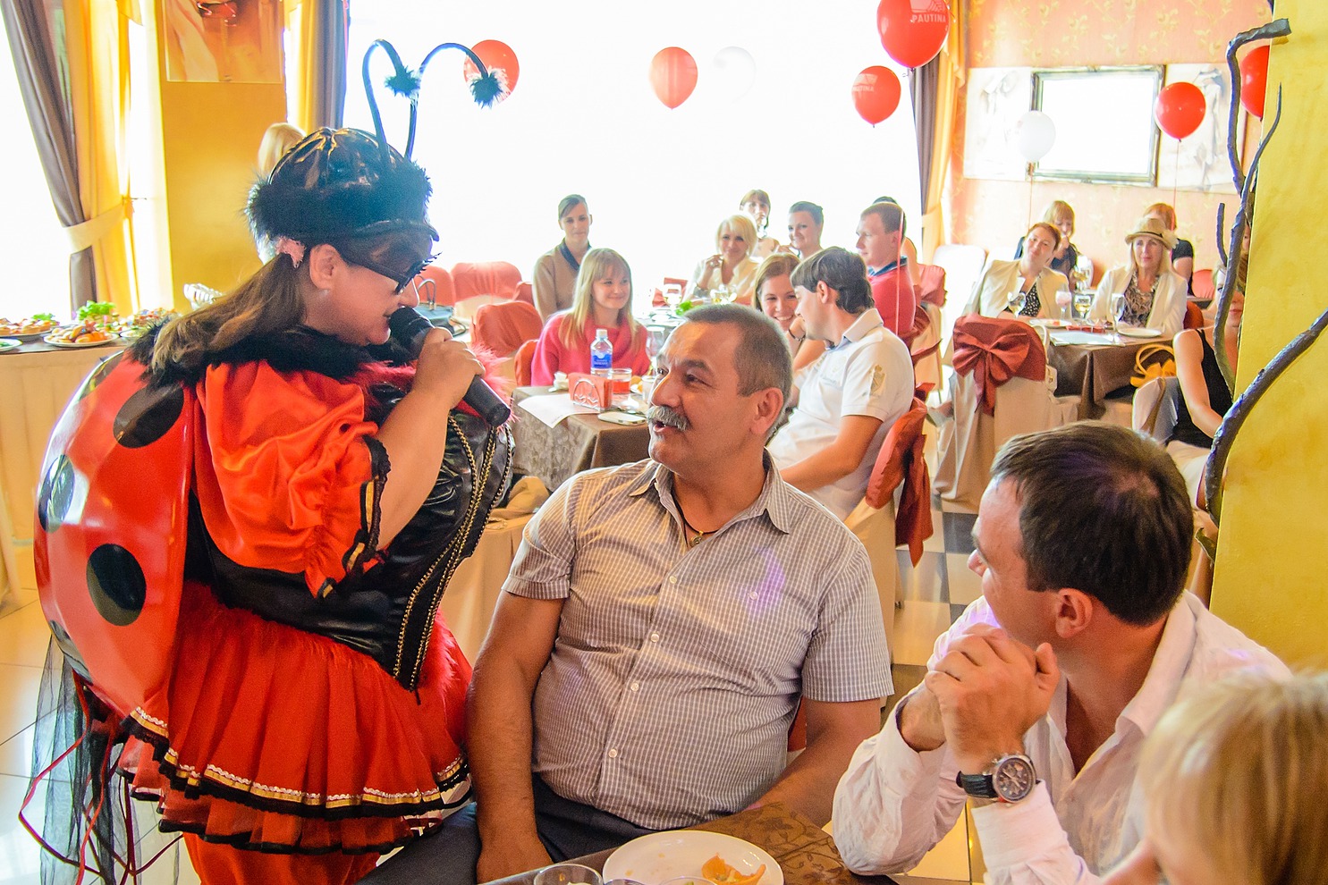 Гостей развлекали веселые ведущие