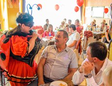 Гостей развлекали веселые ведущие