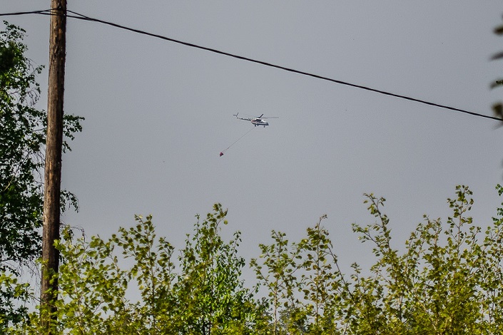 Вертолет на тушении. Фото Ильи Татарникова