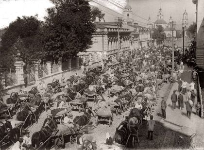 Забастовка московских извозчиков в 1923 г. Протестовали, в том числе, против автомобилей, уничтожавших их профессию