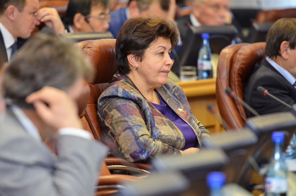 Председатель комитета по социально-культурному законодательству Ирина Синцова приготовила доклад о поправках в закон об образовании. По нему стипендию и общежитие будут получать не только студенты, но и слушатели.