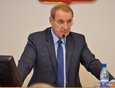 Владимир Матиенко, председатель комиссии по Регламенту, депутатской этике, информационной политике и связям с общественными объединениями, объявил о награждении почетных граждан.