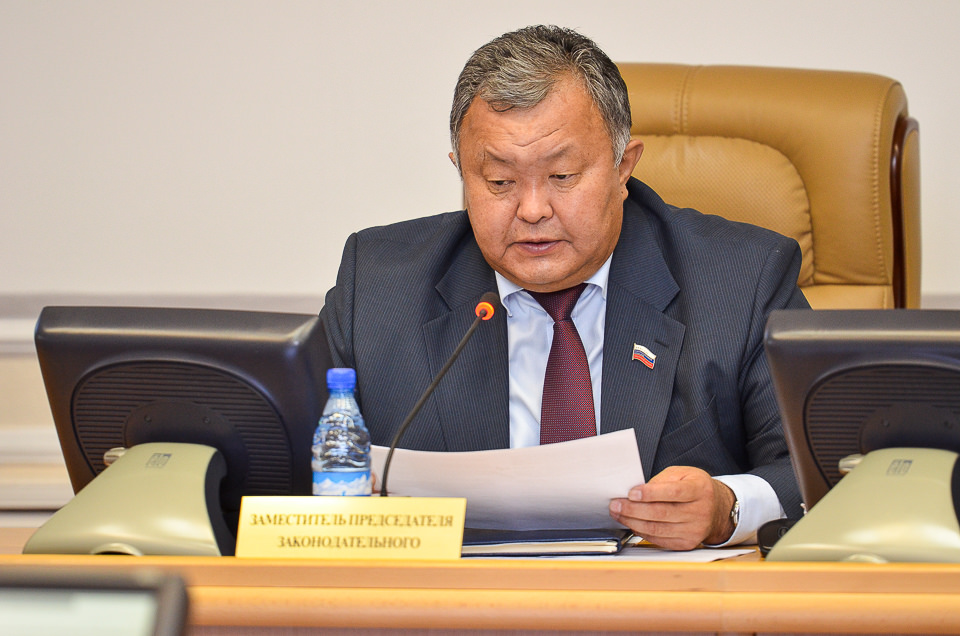 Кузьма Алдаров, зампред ЗС, председатель комитета по законодательству о природопользовании, экологии и сельском хозяйстве, вынес на рассмотрение проект об упрощенном порядке заготовки древесины гражданами.