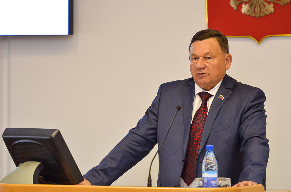 Борис Алексеев, председатель комитета по законодательству о государственном строительстве области и местном самоуправлении, озвучил законопроект «О закреплении за сельскими поселениями Иркутской области вопросов местного значения».