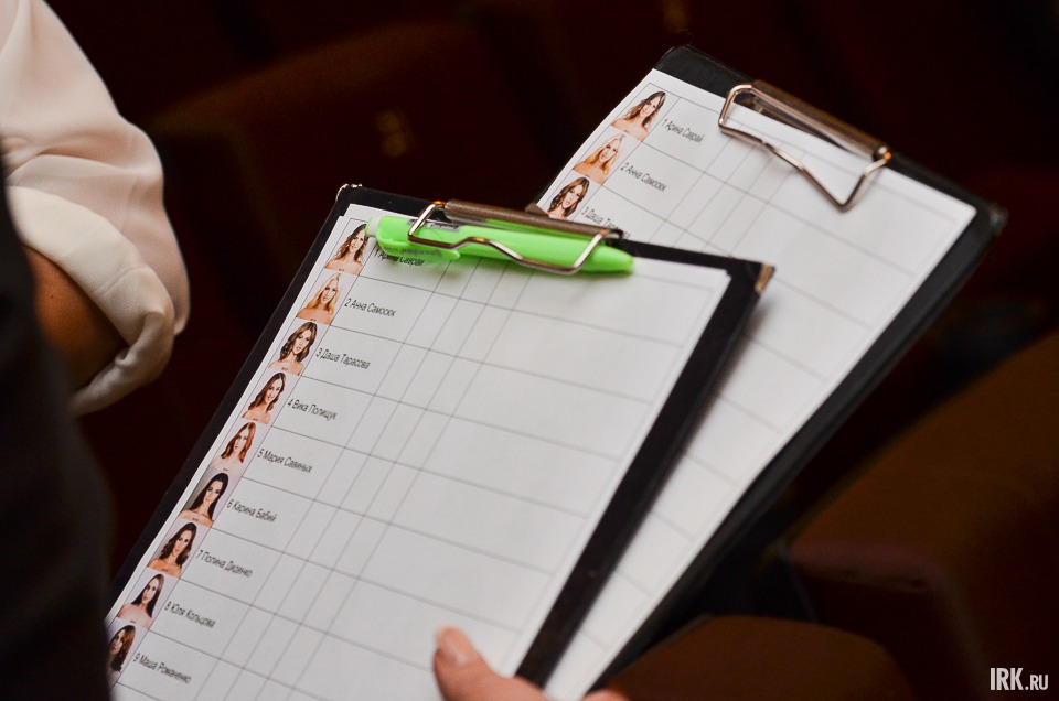 13 девушек боролись за право представлять Иркутск на конкурсе «Краса России» в Москве. Участниц оценивали зрители и жюри.