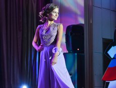 Третий выход — дефиле в вечерних платьях.