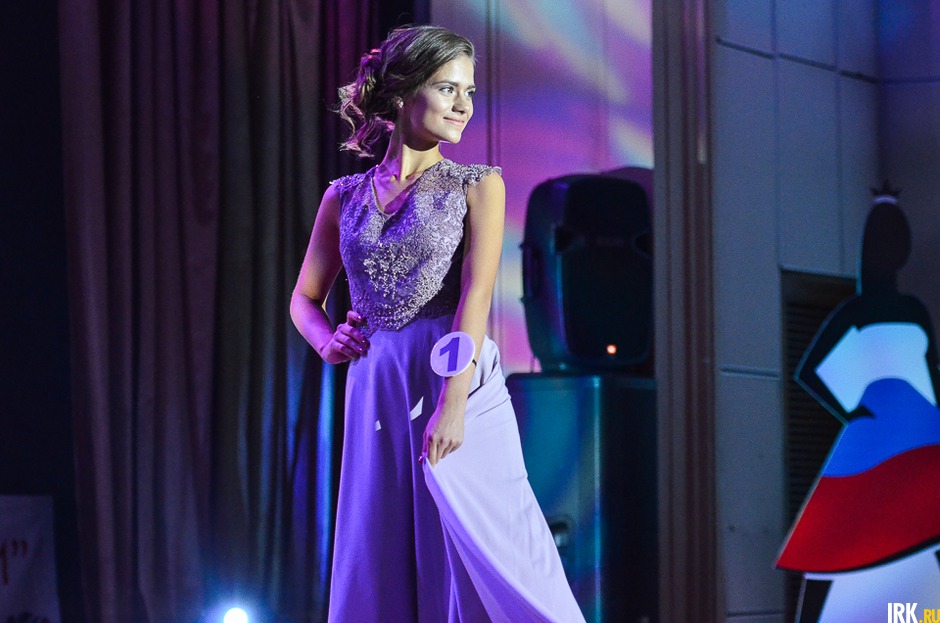 Третий выход — дефиле в вечерних платьях.