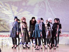 Заключитальный этап — выход в дизайнерских меховых изделиях.