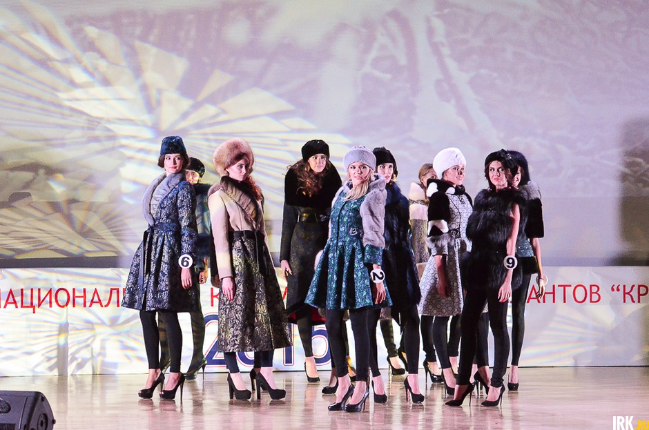 Заключитальный этап — выход в дизайнерских меховых изделиях.