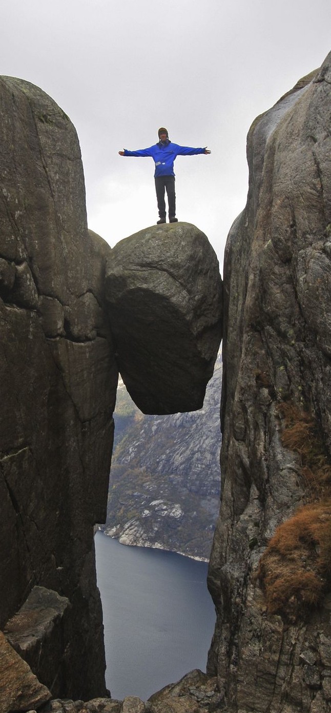 На знаменитом валуне Кьерагболтен в Норвегии